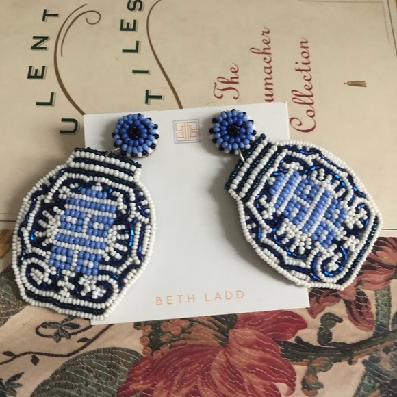 Blue and White Beaded Earrings chinoiserie jar Beth Ladd - Picture 3 of 4
